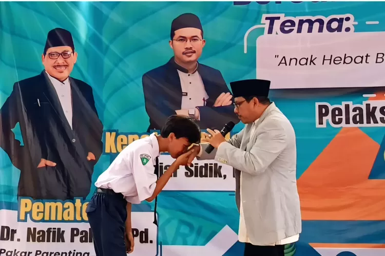 SMP Negeri 3 Krian sukses menyelenggarakan kegiatan Parenting dengan tema Inspirative Parenting: Anak Hebat Berasal dari Orang Tua yang Terlibat.