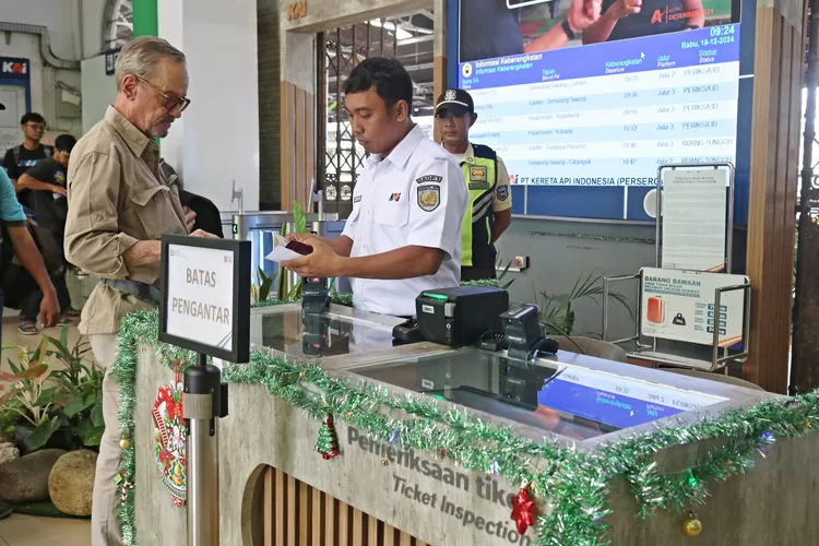 Suasana di Stasiun Kejaksan Cirebon