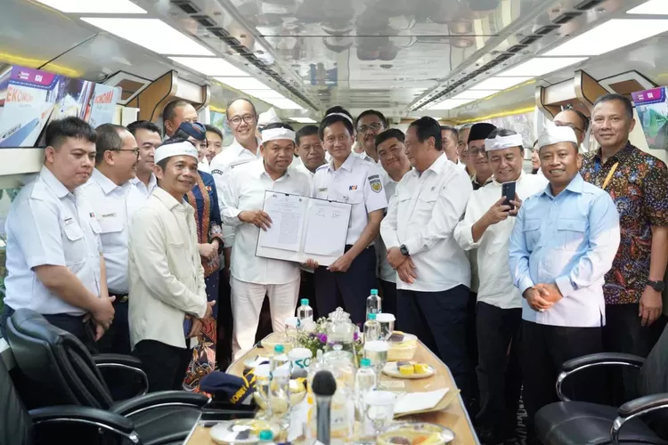Pemprov Jawa Barat bersama PT KAI bersepakat mengembangkan transportasi kereta api di Jawa Barat. 