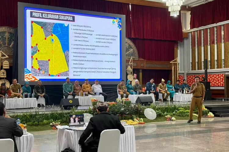 Lurah Sukapura dalam pemaparan Anugerah Gapura Sri Baduga Desa dan Kelurahan Tahun 2025 tingkat Provinsi Jawa Barat.