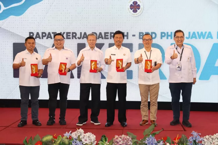 Sesi foto bersama RAKERDA I PHRI Jawa Barat