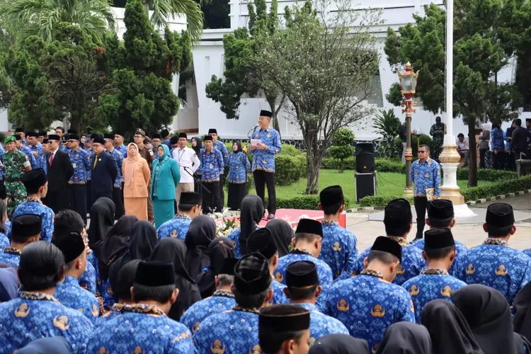 Pj Sekda Kota Cirebon menjadi pembina upacara peringatan HUT KORPRI dan HUT PGRI