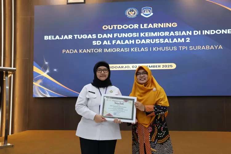Puluhan siswa kelas 6 SD ICP Al Falah Darussalam melaksanakan ODL (Outdoor Learning) di kantor imigrasi kelas 1 khusus TPI Surabaya, Selasa 2 Desember 2025.