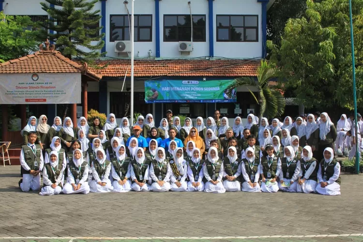 SMPN 1 Taman memperingati hari menanam pohon sedunia. 