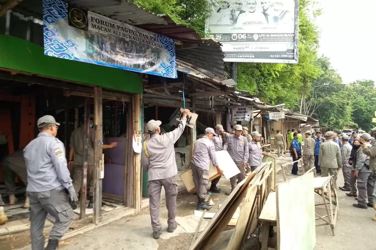 Pembongkaran para pedagang di Bantaran Sungai Sukalila Kota Cirebon
