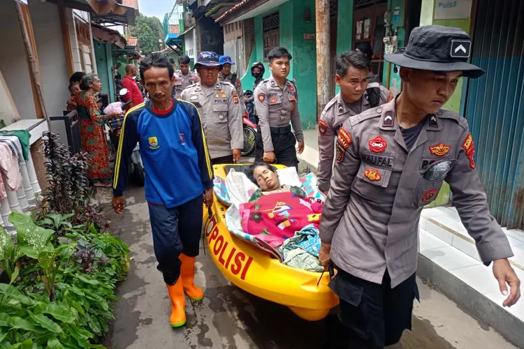 Polres Cirebon Kota melakan evakuasi warga yang sedang sakit.