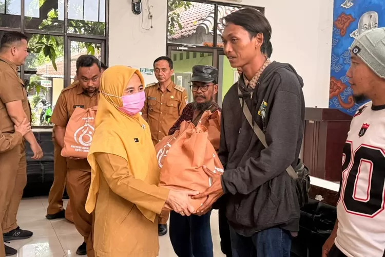 Pemkot Cirebon memulangkan warga yang menjadi korban banjir di Aceh. 