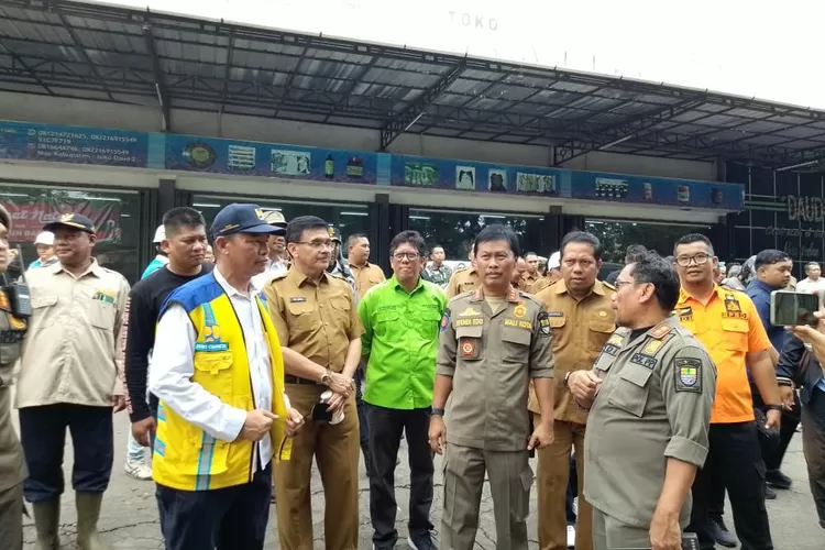 Wali Kota Cirebon, Effendi Edo memimpin pembongkaran bangunan di bantaran Sungai Sukalila.