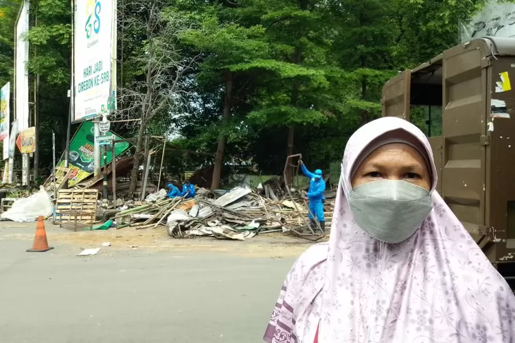 Lapak Pedagang di Bantaran Sungai Sukalila dibongkar. Begini respons warga. 