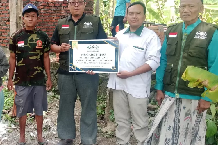 Banser Tanggap Bencana (BAGANA) PC GP Ansor Sidoarjo bersama Lembaga Penanggulangan Bencana dan Perubahan Iklim (LPBI) PCNU Sidoarjo melaksanakan kegiatan bedah rumah 