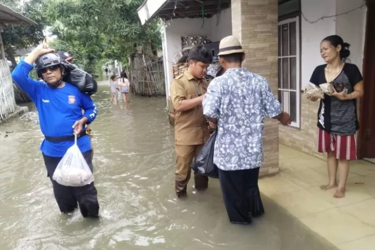 Pemkab Cirebon salurkan bantuan kepada warga terdampak banjir