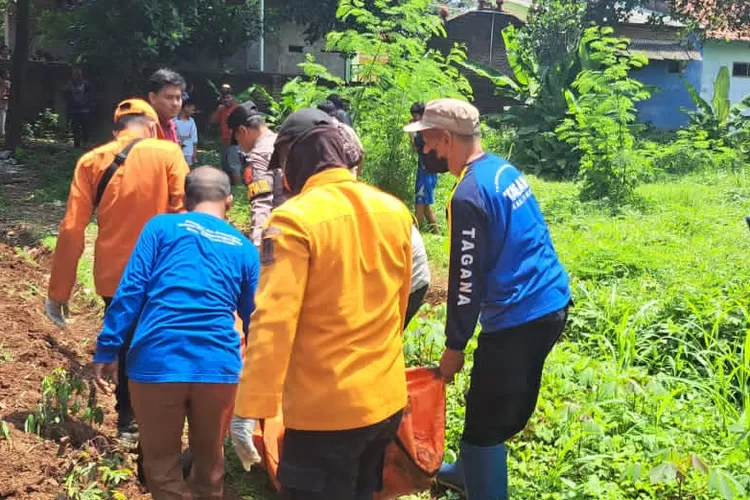 Penemuan sesosok mayat tanpa identitas di aliran Sungai Kedungpane.