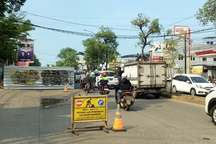 Pemasangan inlet di Jl Cipto Mangunkusumo Kota Cirebon