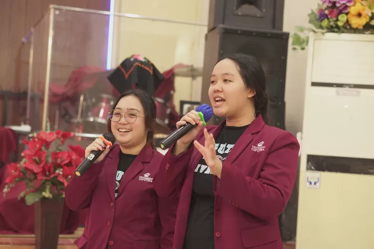 Mahasiswa Universitas Ciputra melakukan sosilasasi penggunaan media sosial.