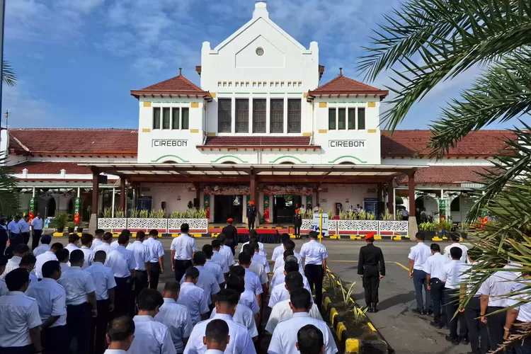 Apel Gelar Pasukan PT KAI Daop 3 Cirebon untuk menyambut momen Nataru 2026. 