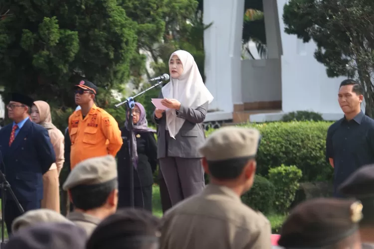 Wakil Walikota Cirebon, Siti Farida menjadi inspektur upacara peringatan Hari Bela Negara