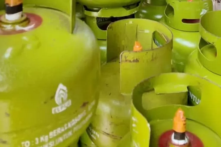 Praktik kecurangan gas LPG 3 kg di lapangan yang membuat negara merugi hingga Rp13 triliun. ( (Pertamina Patra Niaga))