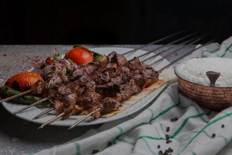 Ilustrasi Resep sate rembiga khas Lombok dengan cita rasa unik yang berbeda (freepik/8photo)