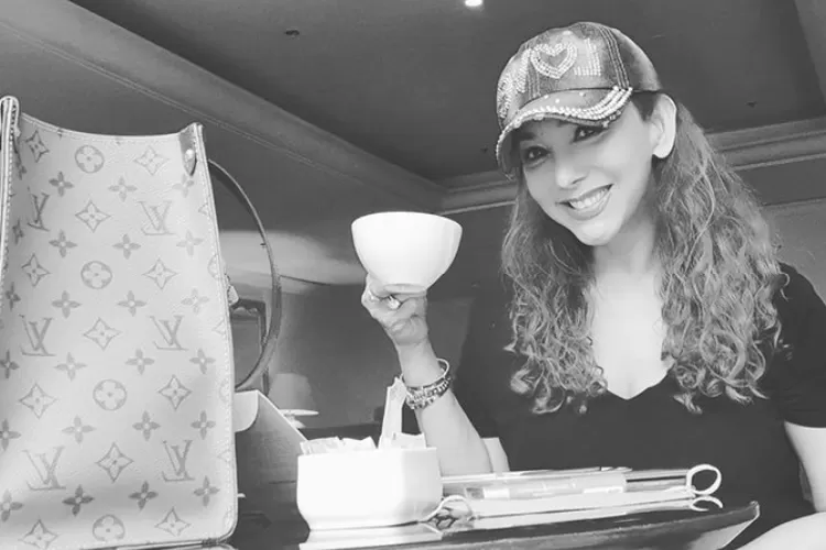 Keluarga Kiki Fatmala mengabarkan sang artis telah tutup usia, intip biodata hingga profilnya. (Instagram/@qq_fatmala)