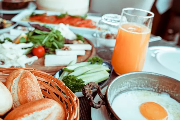 Ilustrasi. Ide sarapan dan tips untuk diet, salah satunya dengan menakar bahan untuk membuat sebuah smoothie (Pexels/Emrah Tolu)