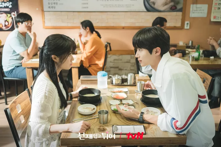 Nonton drakor Lovely Runner episode 3 sub Indo di Drakorindo ilegal, klik link resmi ini. Tayang jam berapa? Simak di sini. (soompi.com)