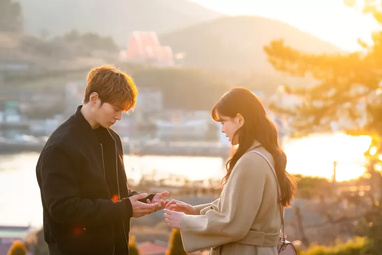 Simak berikut ini jadwal tayang, spoiler hingga preview untuk drama The Midnight Studio episode 13 yang akan tayang pada hari ini. (soompi.com)