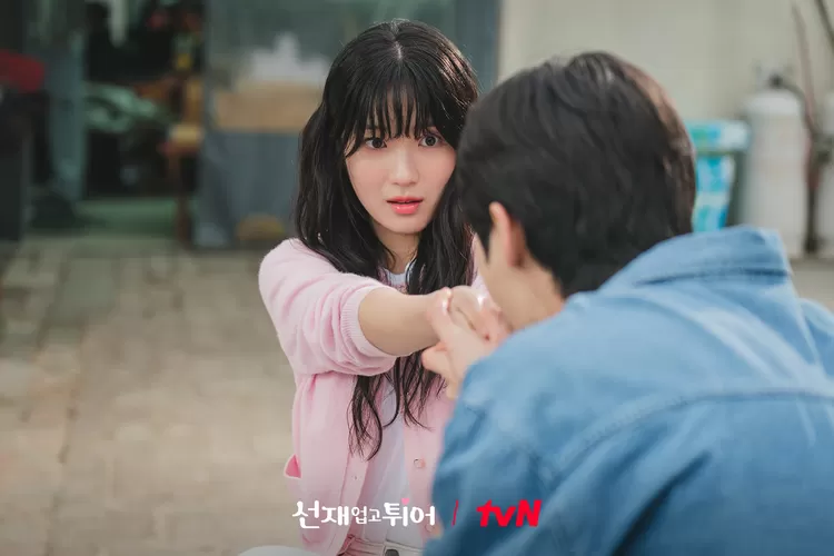 Berikut ini terdapat informasi jam tayang dan spoiler drama Korea Lovely Runner episode 12  yang tayang hari ini, 14 Mei 2024. (soompi.com)