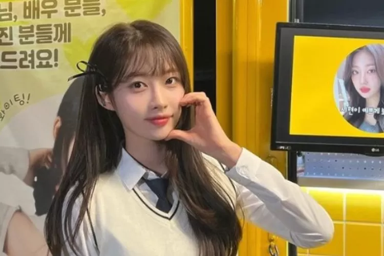 Kim Sihyeon bakal debut sebagai aktris dengan membintangi Salon De Holmes. (Instagram/@i_m_sihyeony)