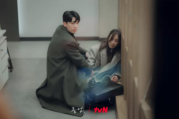 Cuplikan adegan The Midnight Romance in Hagwon. (soompi.com)