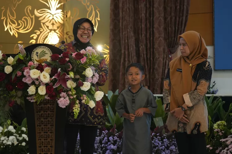 Menteri Sosial Tri Rismaharini memberikan bantuan biaya pendidikan sebesar Rp10 juta untuk Ilham Ramadhan pada 8 Juli 2024 di Jakarta, bukan Bansos atau PIP (kemensos.go.id)