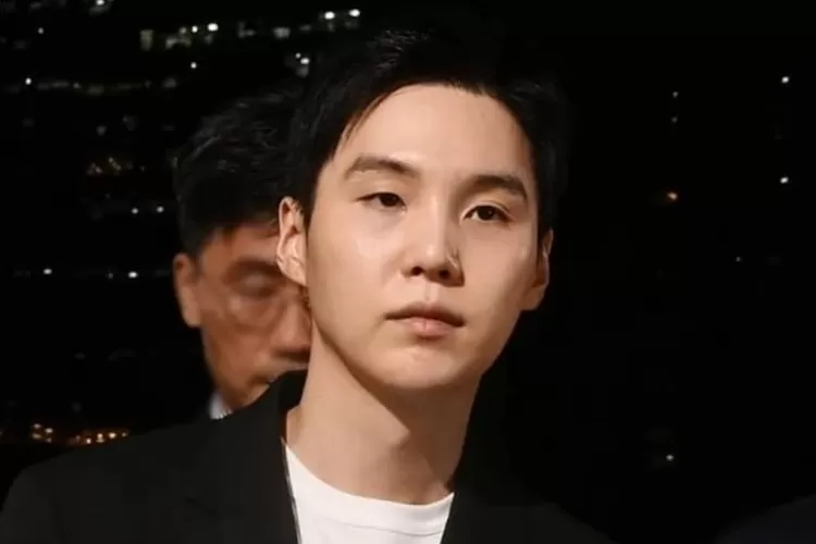 potret Suga BTS yang sedang mengalami kasus dan perlu meminta maaf ke publik. (soompi)