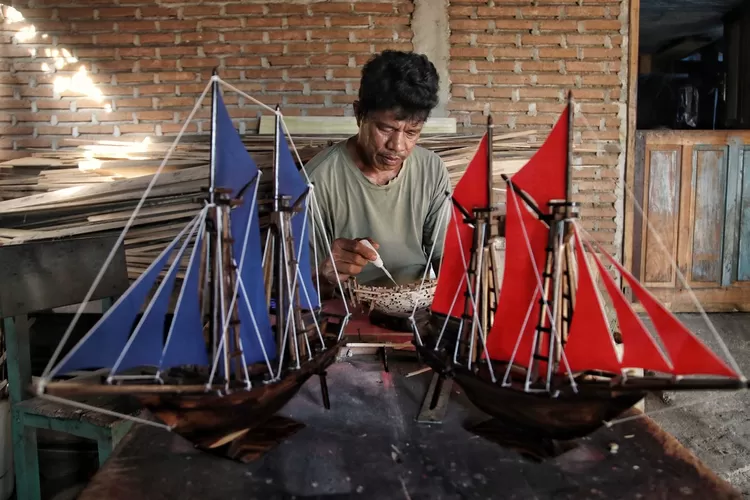 Dengan strategi empower, integrate, dan upgrade, Holding Ultra Mikro BRI membantu pengusaha mikro dan ultra mikro mendapatkan akses pembiayaan, literasi keuangan, dan layanan perbankan yang lebih luas. (dok. BRI)