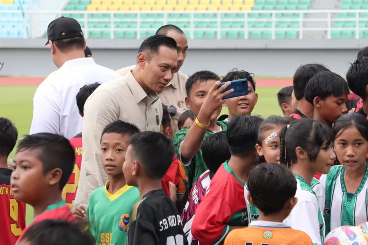 Sebanyak 17 stadion di berbagai daerah telah direnovasi dan memenuhi standar FIFA. Pemerintah berharap fasilitas ini dapat membina talenta muda dan meningkatkan daya saing olahraga nasional.