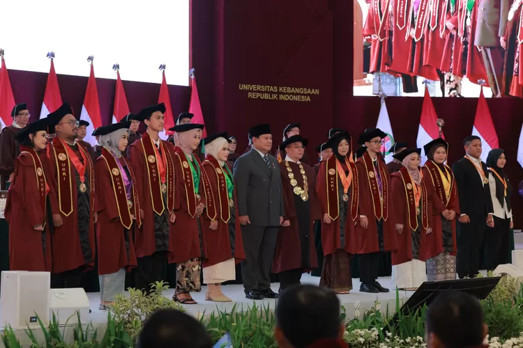 Prabowo Subianto menyentuh hati wisudawan UKRI Bandung dengan pesan tentang perjuangan, kegigihan, dan cinta seorang ibu yang abadi.
