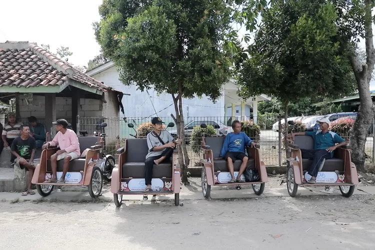 Presiden Prabowo memperluas distribusi becak listrik untuk penarik becak lansia. Kandi di Tangerang merasakan manfaat langsung bantuan tersebut.