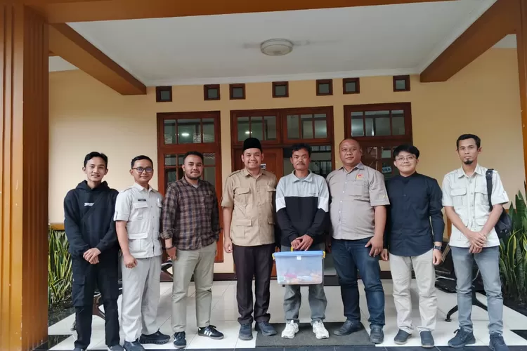 Januari Yusuf Ibrahim viral karena kegigihannya membiayai kuliah sendiri dan mendapat dukungan langsung dari Presiden.