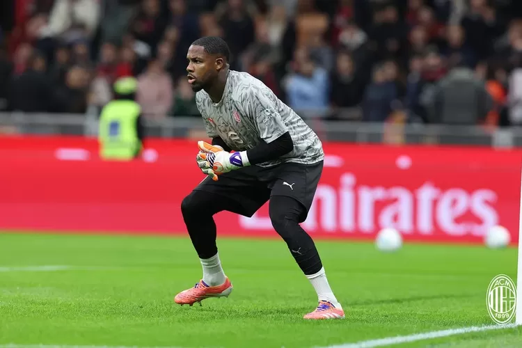 ILUSTRASI: Maignan tampaknya tak akan memperpanjang kontrak dengan AC Milan, membuka jalan bagi transfer gratis ke Juventus atau Chelsea. (acmilan.com)