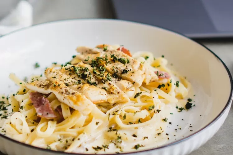 Chicken Alfredo with Peppers: A Creamy, Spicy Treat