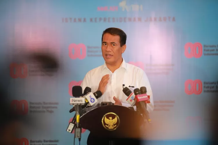Menteri Pertanian Andi Amran Sulaiman pastikan beras rusak bisa di tukar di Bulog.