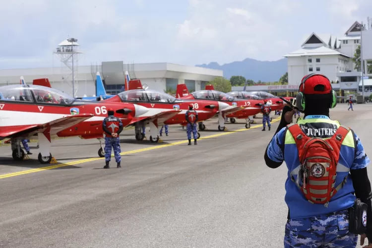 Meriahkan HUT RI, Tim Aerobatik TNI AU Terbangkan KT 1B Wong Bee ...