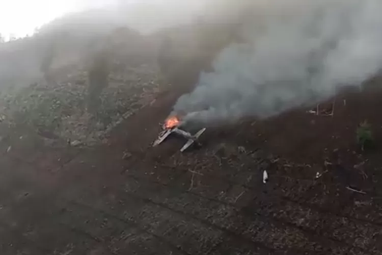 Kedua pesawat Super Tucano TNI AU jatuh di di daerah Keduwung, Kecamatan Puspo, Kabupaten Pasuruan sedang melakukan latihan formasi secara rutin