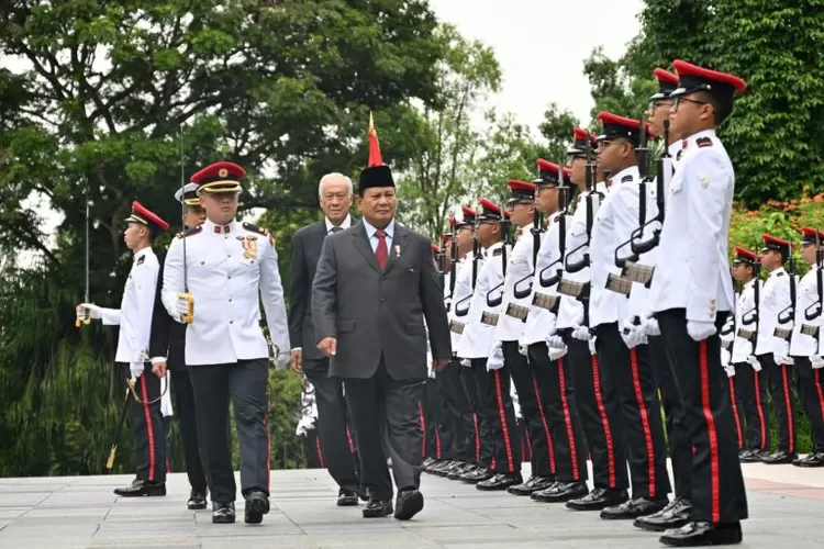 Menteri Pertahanan Indonesia Prabowo Subianto Mendapatkan Penghargaan ...