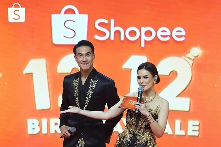 Daniel Mananta dan Astrid Tiar saat memandu TV Show Shopee 12.12 Birthday Sale di Studio RCTI+ Kebon Jeruk Jakarta Barat.  (Dok. Istimewa)