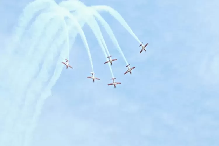 Jupiter Aerobatic Team TNI AU Ukir Tinta Emas di Langit Singapura