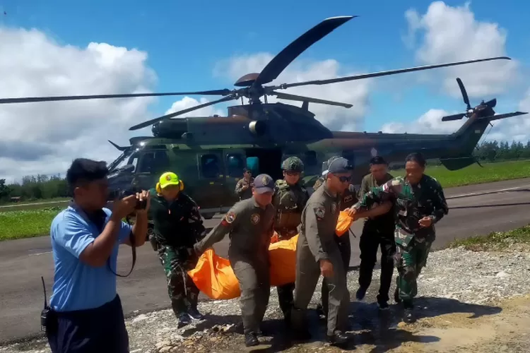 Proses evakuasi jenazah pilot yang dibunuh KKB atau OPM. (Penkogabwilhan III)
