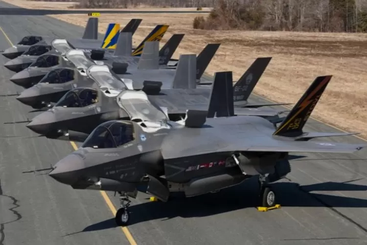 Pesawat tempur F-35 buatan Lockheed Martin. Singapura membeli 20 unit F-35 dari Lockheed Martin, 12 diantaranya tipe F-35B. Meski negera kecil, kekuatan militer Singapura melebihi Malaysia yang merupakan negara jauh lebih besar. (theatiationist.com)