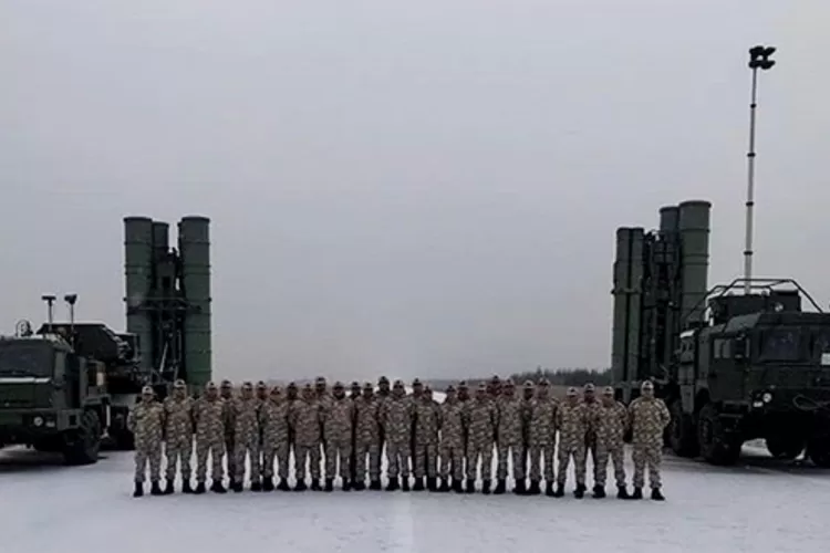 Tentara Turki dengan latar belakang senjata sistem pertahanan udara buatan Rusia, S-400. Amerika Serikat akhirnya membolehkan Turki mengoperasikan S-400. (X)