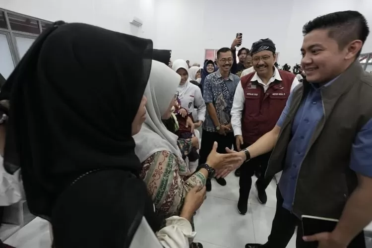 Seskab Teddy Pantau Proses Pembangunan Sekolah Rakyat, Sempatkan Waktu Berdialog dengan Orang Tua Calon Siswa