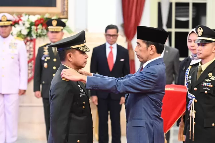 Presiden Joko Widodo melantik Letnan Jenderal TNI Agus Subiyanto sebagai Kepala Staf Angkatan Darat (KSAD) di Istana Negara, Jakarta, pada Rabu, 25 Oktober 2023. (presidenri.go.id)