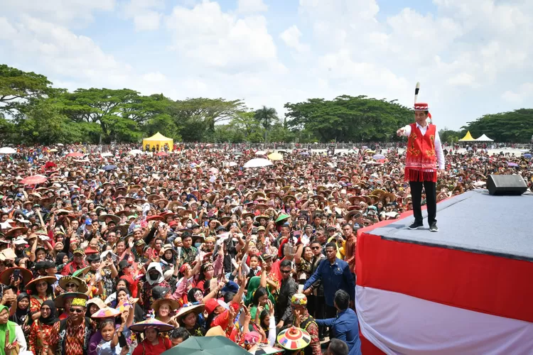 Hadiri Festival Dangai Ehau, Presiden Jokowi Ajak Masyarakat Lestarikan Budaya Daerah (BPMI Setpres)